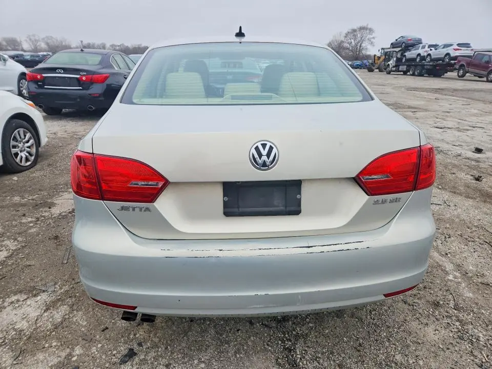 2011 VOLKSWAGEN JETTA SE  