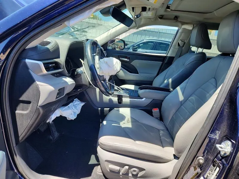 2021 TOYOTA HIGHLANDER XLE  