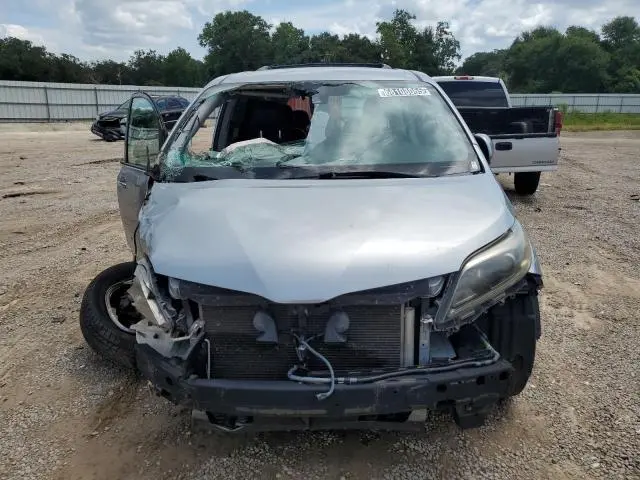 2019 TOYOTA SIENNA SE  
