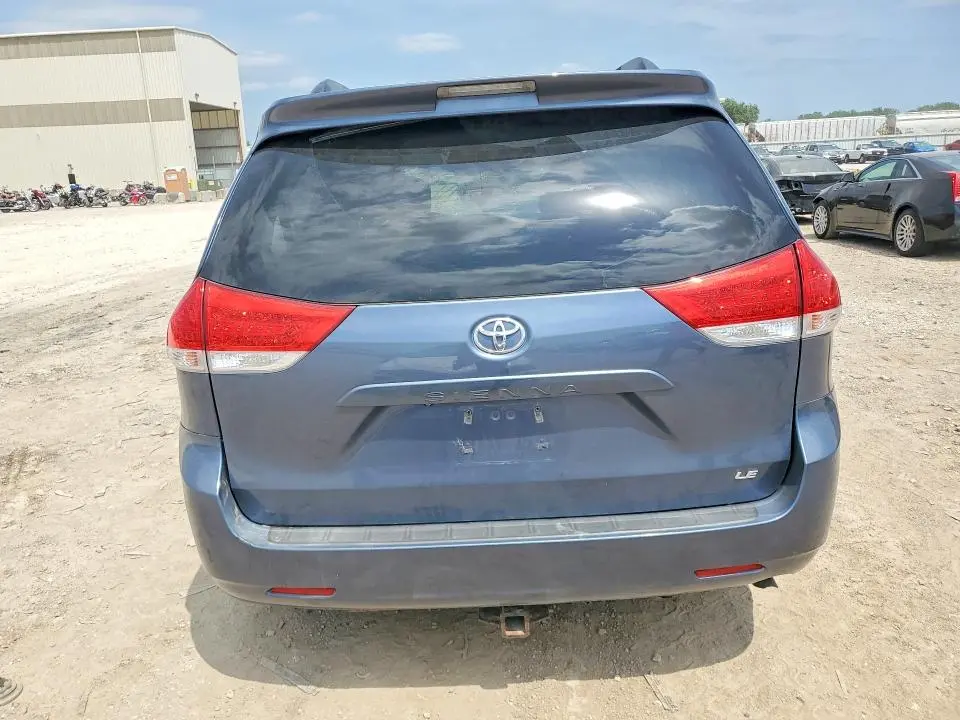 2014 TOYOTA SIENNA LE  