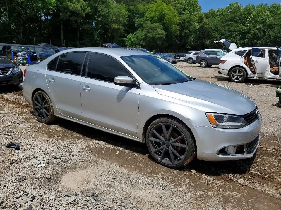 2011 VOLKSWAGEN JETTA SE  