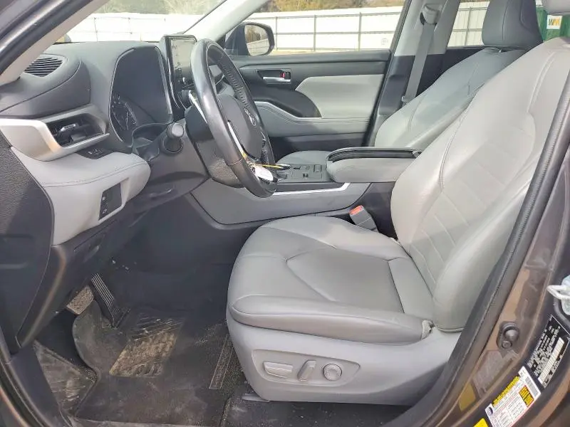 2021 TOYOTA HIGHLANDER XLE  