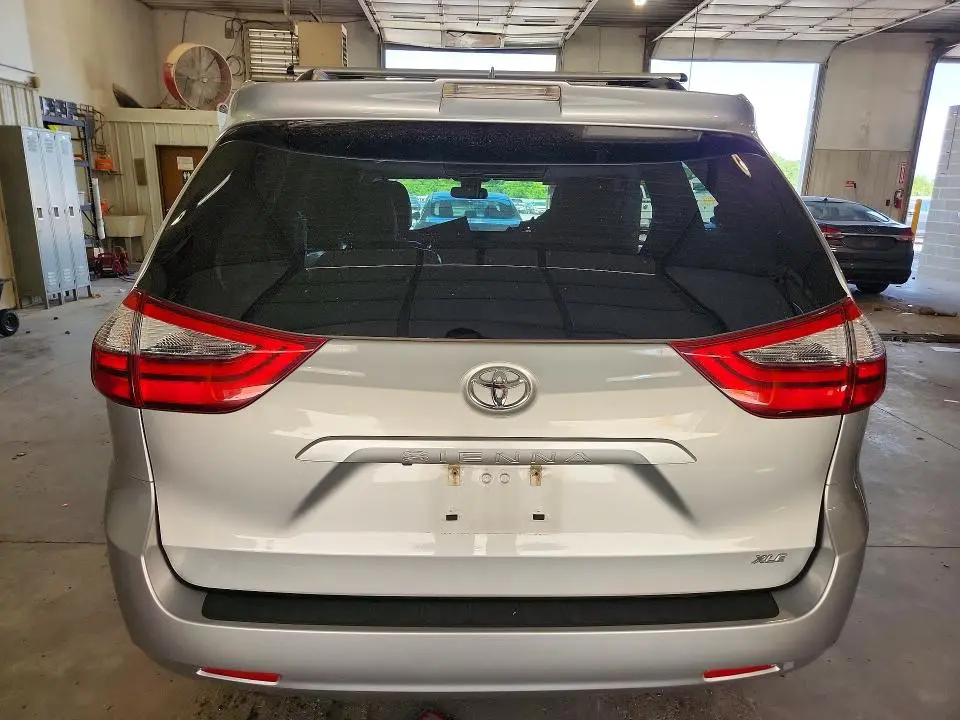 2020 TOYOTA SIENNA XLE 8-PASSENGER  