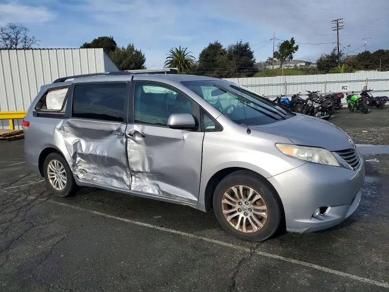 2013 TOYOTA SIENNA XLE 8-PASSENGER  