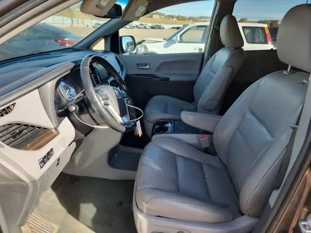 2017 TOYOTA SIENNA XLE  