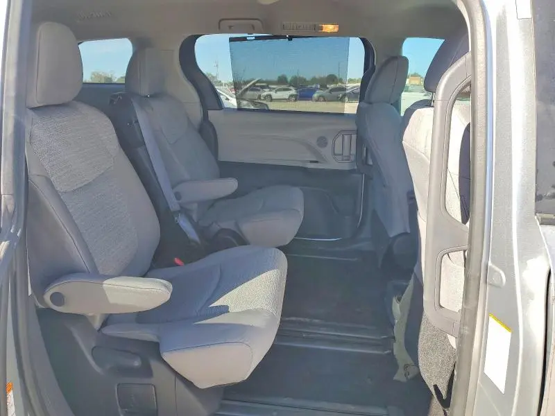 2022 TOYOTA SIENNA LE  