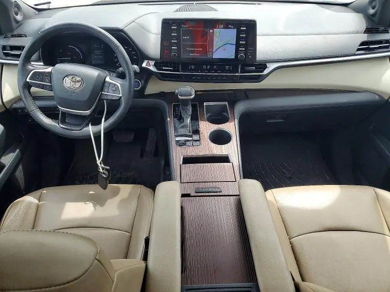 2021 TOYOTA SIENNA XLE  