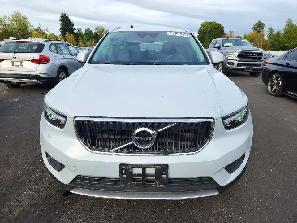 2020 VOLVO XC40 T5 MOMENTUM  