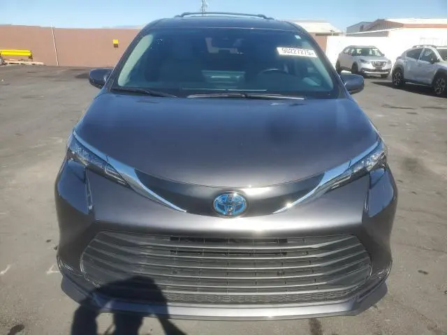 2025 TOYOTA SIENNA XLE  