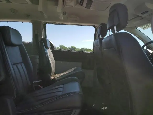2010 CHRYSLER TOWN & COUNTRY TOURING PLUS  