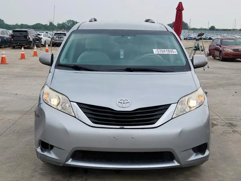 2014 TOYOTA SIENNA LE  