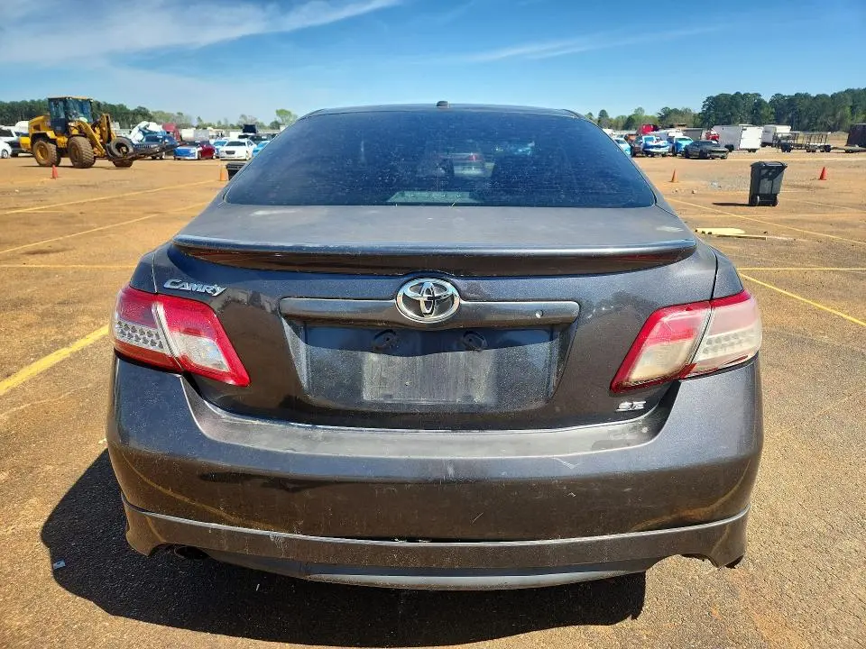 2011 TOYOTA CAMRY SE  
