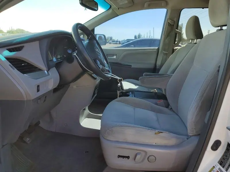 2017 TOYOTA SIENNA LE  