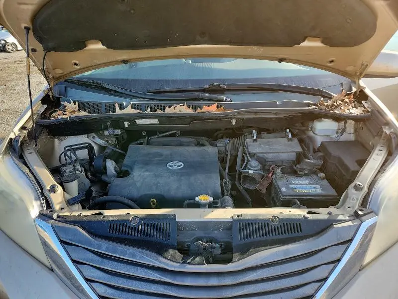 2011 TOYOTA SIENNA XLE  