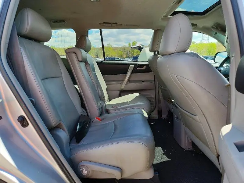 2012 TOYOTA HIGHLANDER SE  
