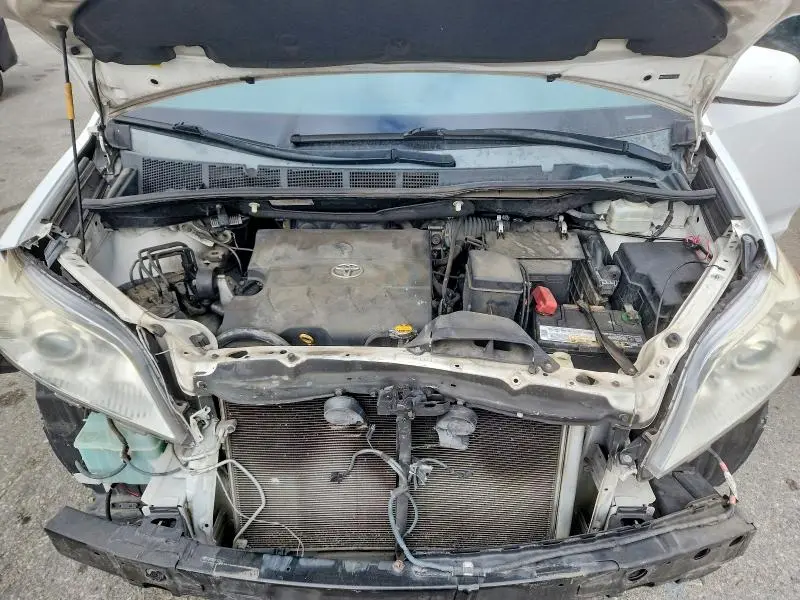 2015 TOYOTA SIENNA LE  