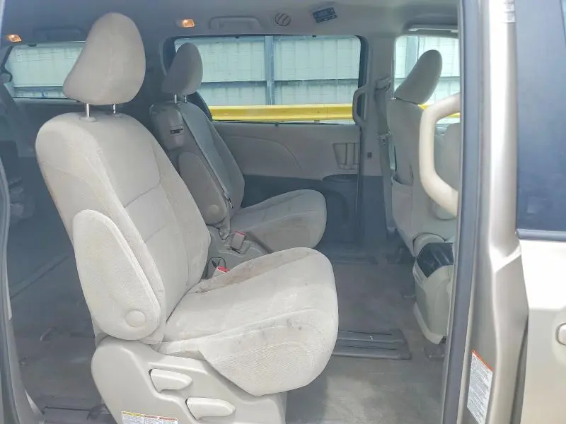 2015 TOYOTA SIENNA LE  