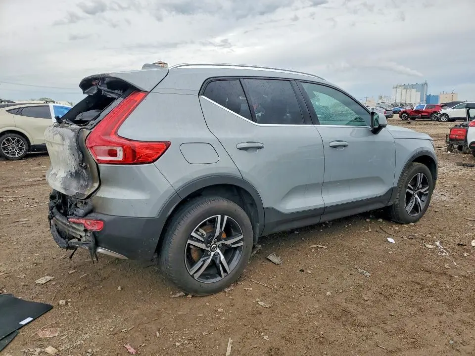2025 VOLVO XC40 CORE  