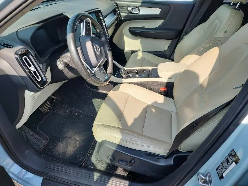2019 VOLVO XC40 T5 MOMENTUM  
