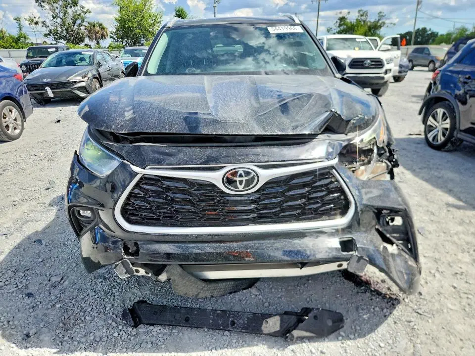 2022 TOYOTA HIGHLANDER XLE  