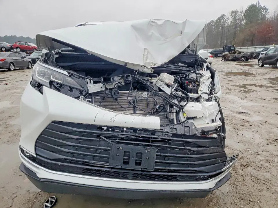 2023 TOYOTA SIENNA XLE  