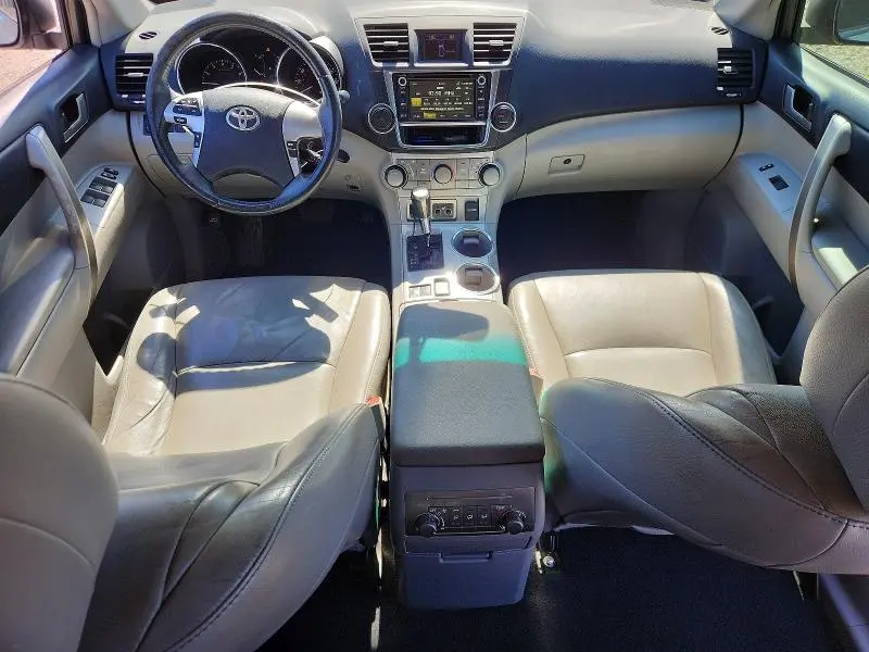 2013 TOYOTA HIGHLANDER SE  
