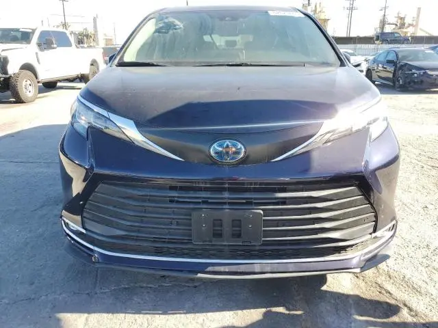 2022 TOYOTA SIENNA XLE  