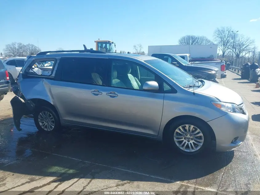 2013 TOYOTA SIENNA XLE V6 8 PASSENGER