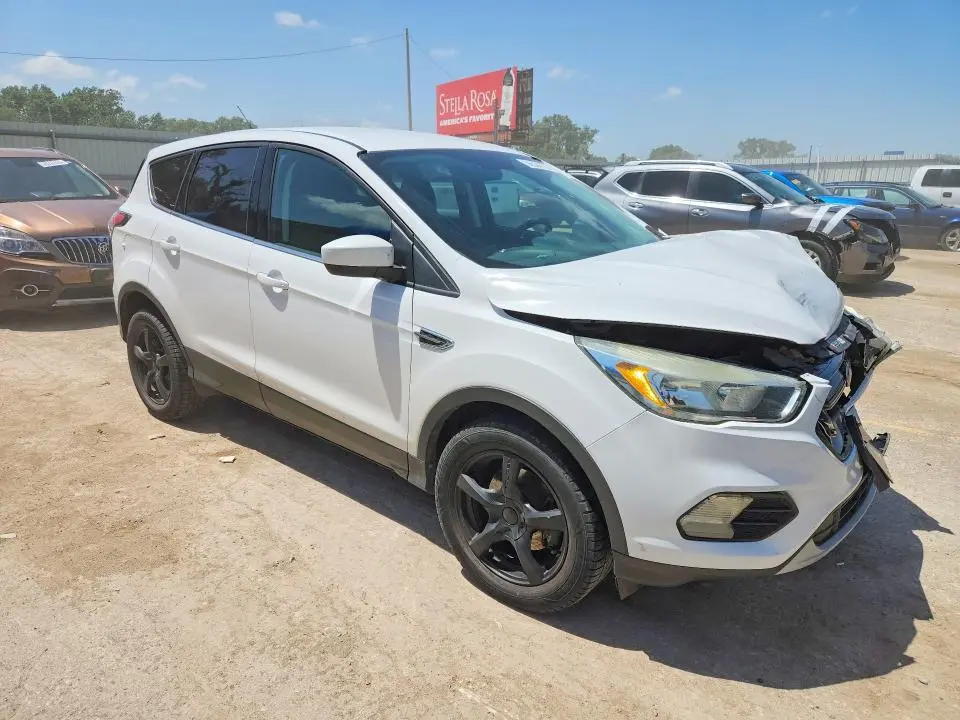 2017 FORD ESCAPE SE  