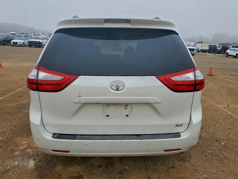 2017 TOYOTA SIENNA XLE  