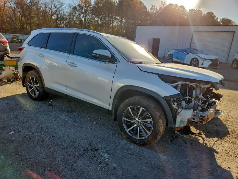 2019 TOYOTA HIGHLANDER SE  