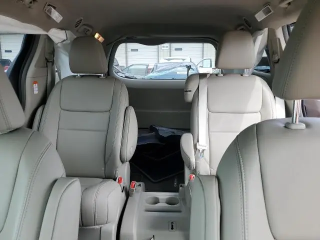 2019 TOYOTA SIENNA XLE  