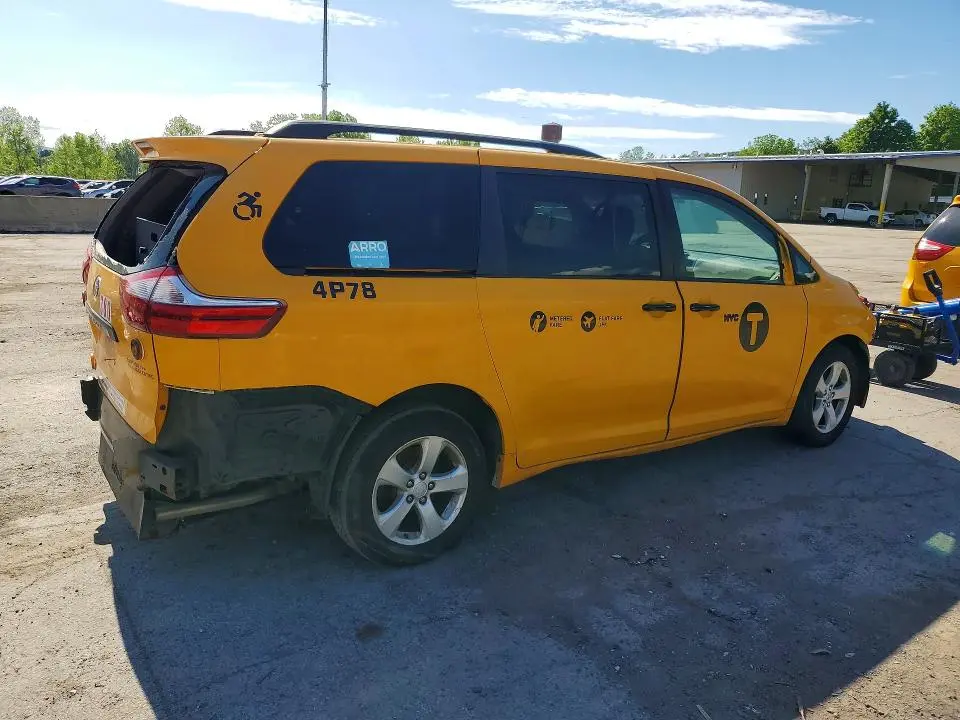 2017 TOYOTA SIENNA LE  