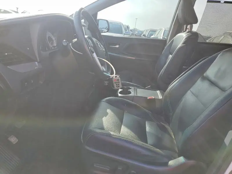 2017 TOYOTA SIENNA SE  