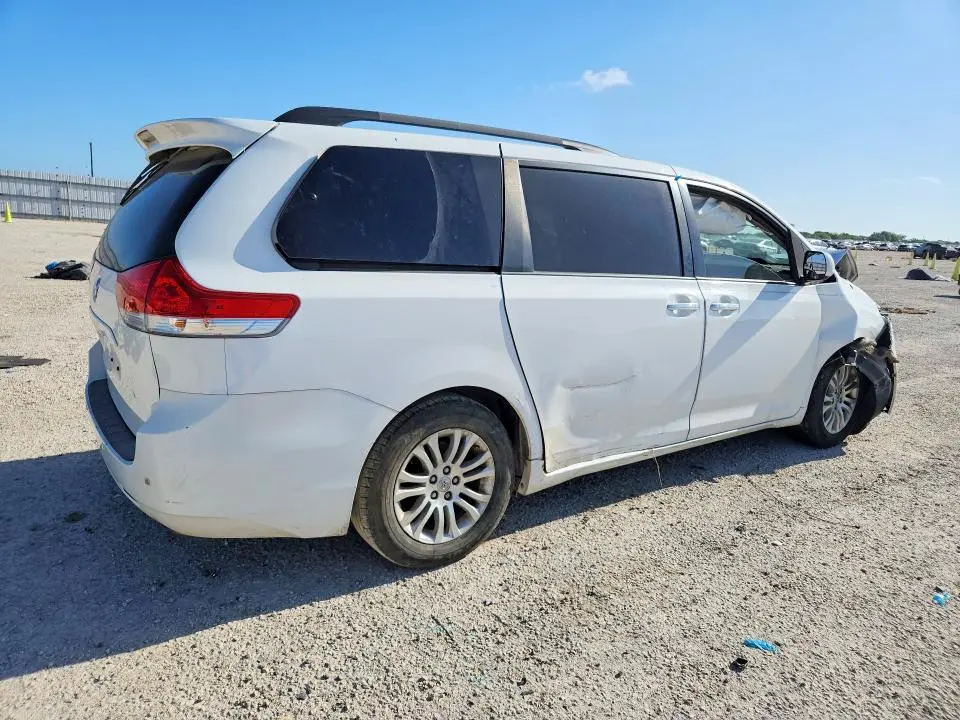2014 TOYOTA SIENNA XLE 8-PASSENGER  
