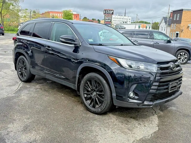 2019 TOYOTA HIGHLANDER SE  