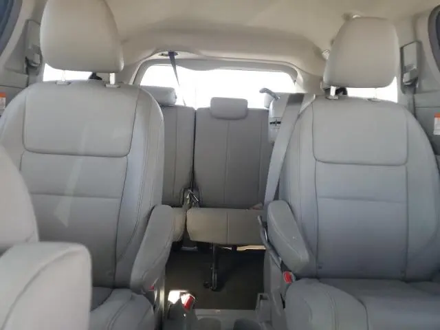 2018 TOYOTA SIENNA XLE