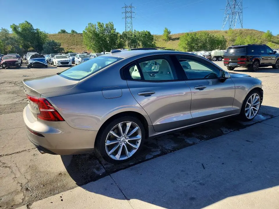 2021 VOLVO S60 T6 MOMENTUM  