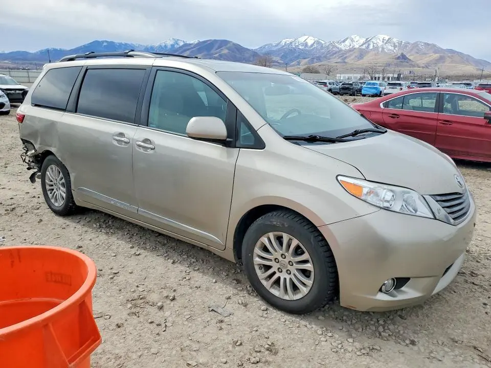 2015 TOYOTA SIENNA XLE 8-PASSENGER  