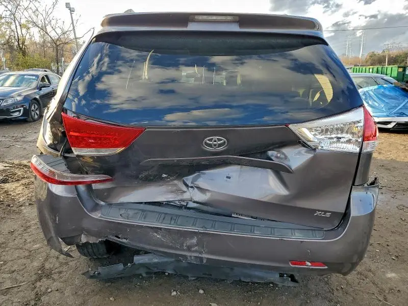 2013 TOYOTA SIENNA   