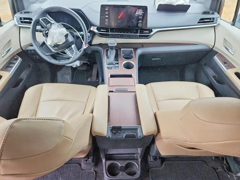 2022 TOYOTA SIENNA XLE  