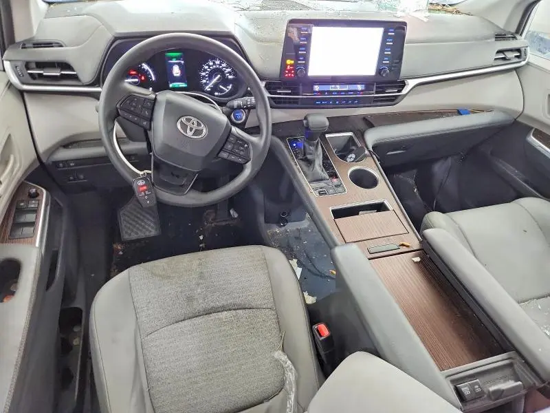 2022 TOYOTA SIENNA LE  