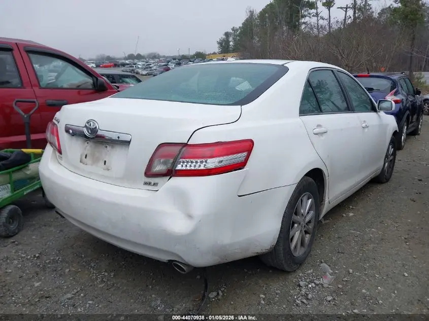 2011 TOYOTA CAMRY XLE V6