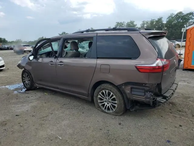 2020 TOYOTA SIENNA XLE  