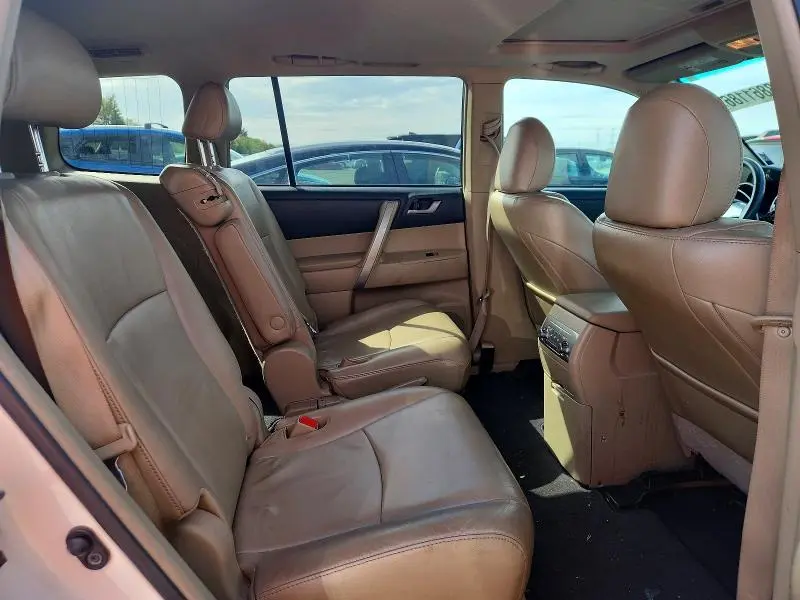 2012 TOYOTA HIGHLANDER SE  