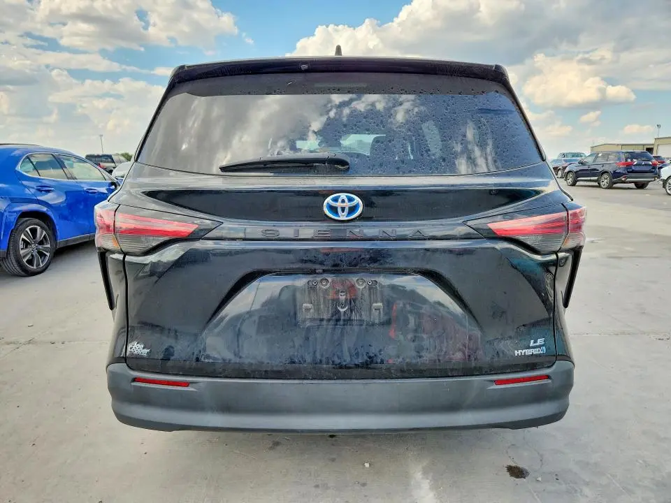 2022 TOYOTA SIENNA LE  