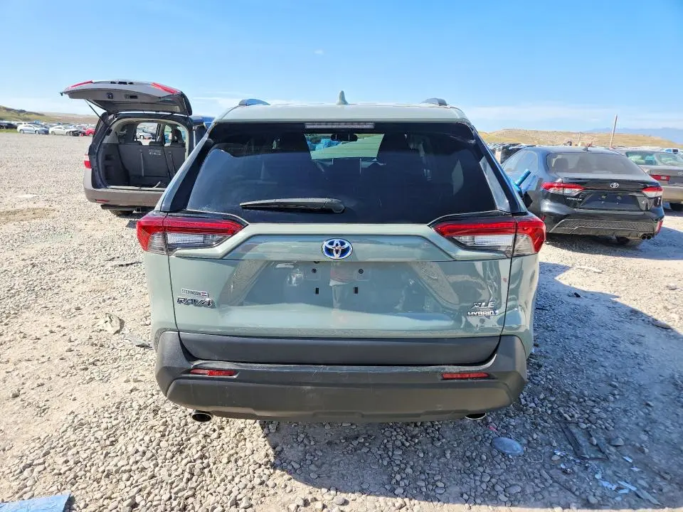 2021 TOYOTA RAV4 XLE  