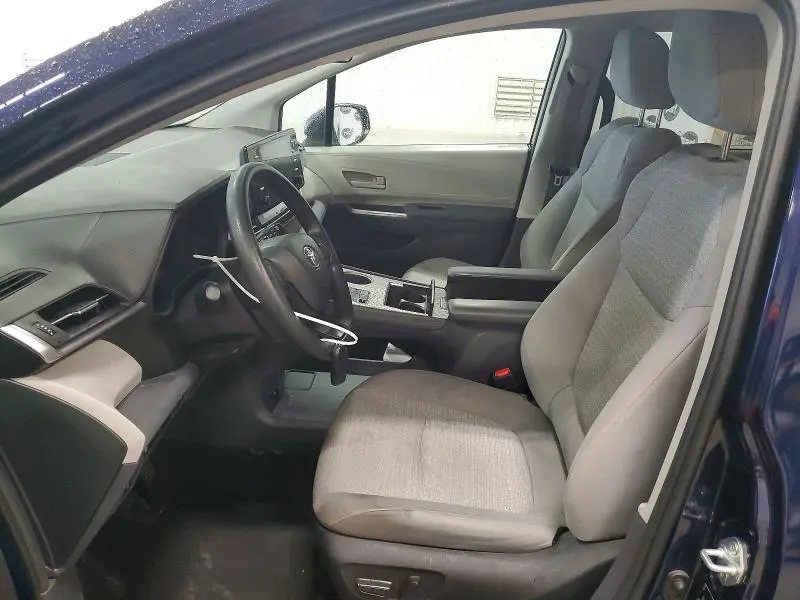 2022 TOYOTA SIENNA LE 8-PASSENGER  