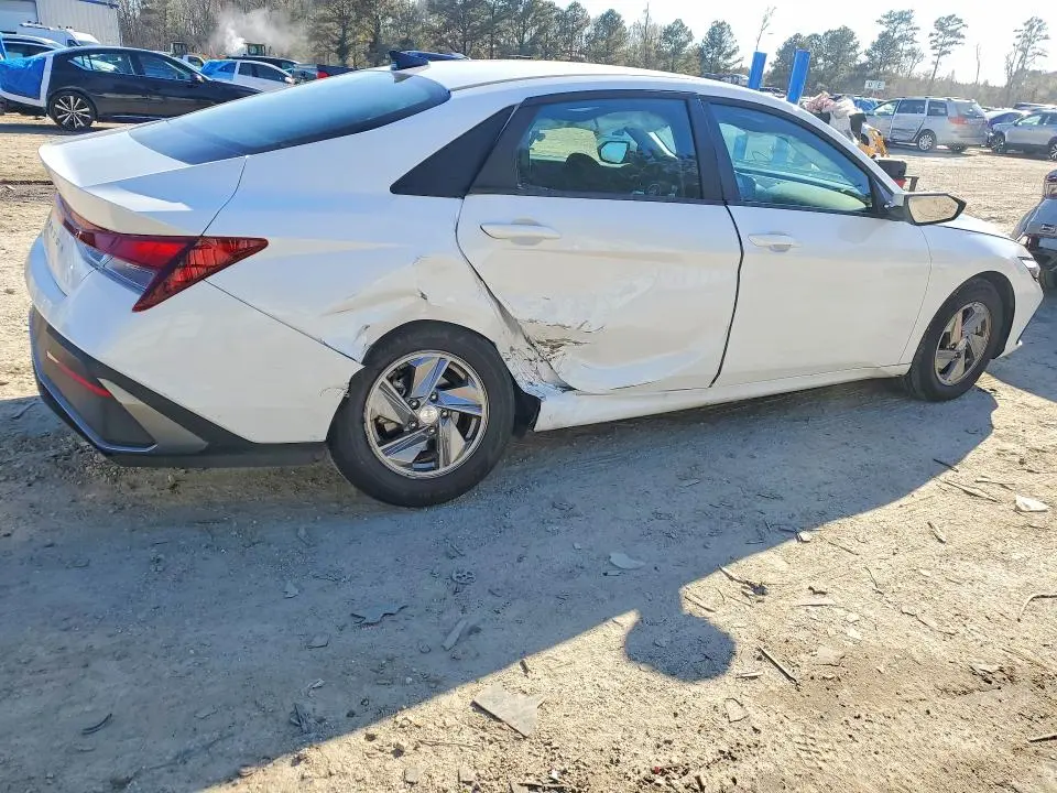 2025 HYUNDAI ELANTRA SE  