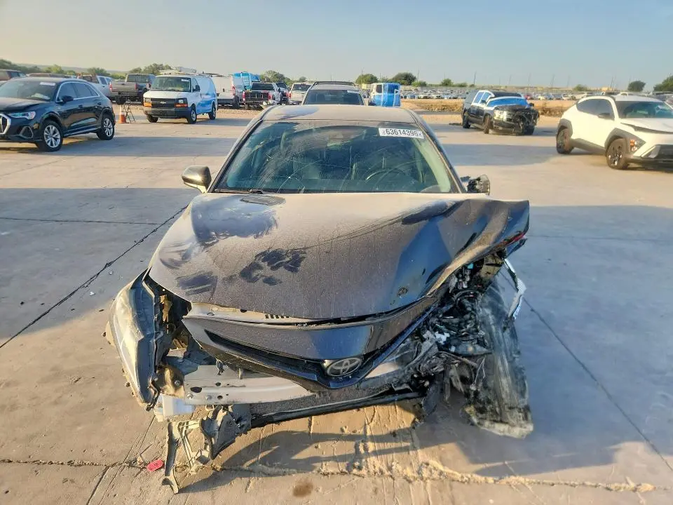 2019 TOYOTA CAMRY SE  